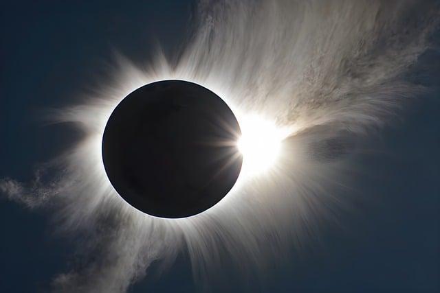 Zatmění Slunce 11.8: Astrologický Vliv a Význam
