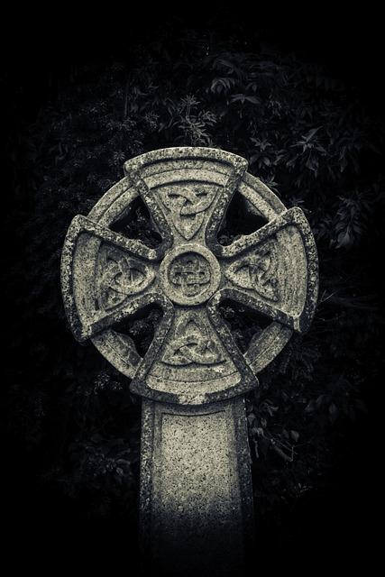 Staurolit: Křížový kámen pro ochranu a víru