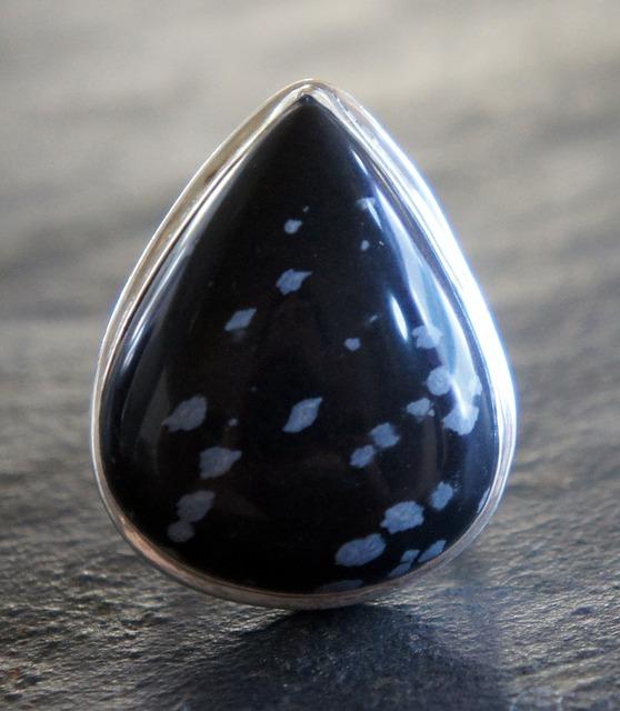 Co je Stříbrný obsidián a jak působí jako kámen ochrany?