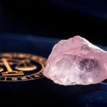 Surový růženín s astrologickými symboly znamení zvěrokruhu