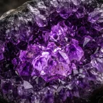 Přírodní fialová ametystová geoda s krystaly vyzařujícími duchovní světlo